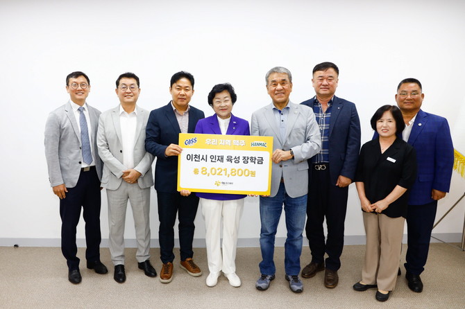 지난 25일 이천시청에서 (왼쪽부터) △강석빈 오비맥주 성남지점장 △최홍석 오비맥주 수도권역 본부장 △김두영 오비맥주 이천공장장, 김경희 이천시장 △임기배 이천시민장학회 이사장 등이 기념사진을 촬영하고 있다. ⓒ 오비맥주