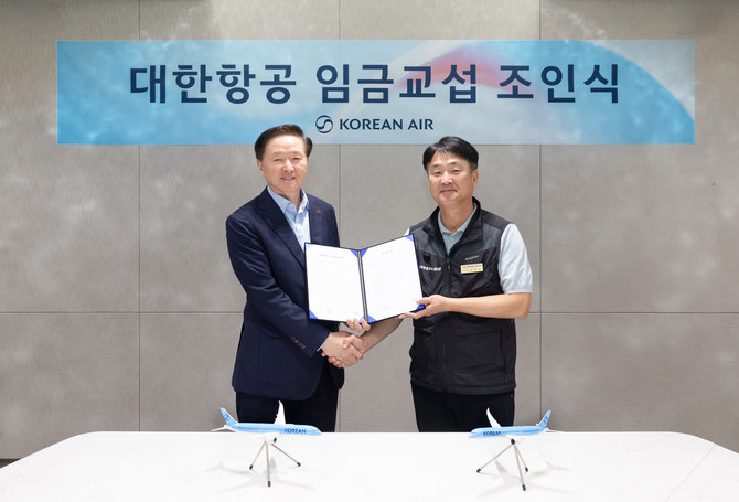 우기홍 대한항공 부회장(왼쪽)과 조영남 대한항공 노동조합위원장이 기념사진을 촬영하고 있다. ⓒ 대한항공