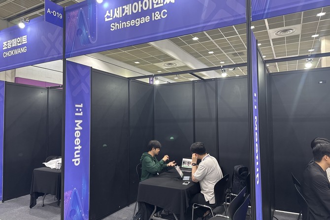 한 스타트업 대표가 대기업과 밋업을 진행하는 모습 = 김우람 기자