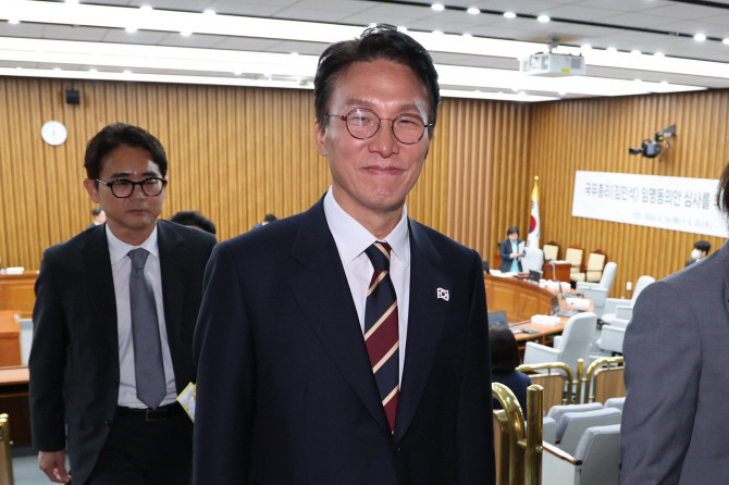 김민석 국무총리 후보자가 지난 25일 서울 국회에서 열린 인사청문회가 자료 제출 등을 둘러싼 여야 대립으로 파행이 지속되자 후보자석을 잠시 떠나고 있다. ⓒ 연합뉴스