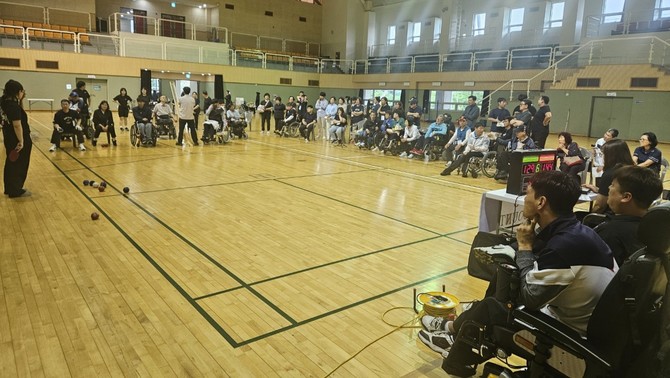지난 25일 서천국민체육센터에서 '2025 충남장애인체육회장배 보치아 어울림 생활체육대회'를 성황리에 개최하고 있다. ⓒ 서천군