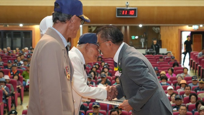 지난 25일 문예의전당 대강당에서 '6·25전쟁 제75주년 기념행사'를 개최 후김기웅 군수가유공자 표창을 수여하고 있다. ⓒ 서천군