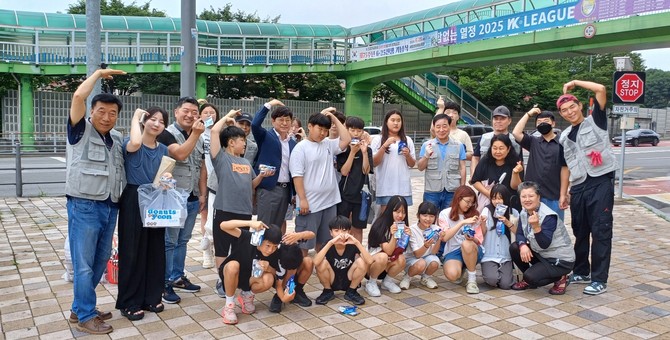 26일 신흥사거리 육교에서 대동초등학교 학생들과 '우당탕탕 육교 고치기' 사업을 개최 후 기념촬영을 하고 있다. ⓒ 세종시