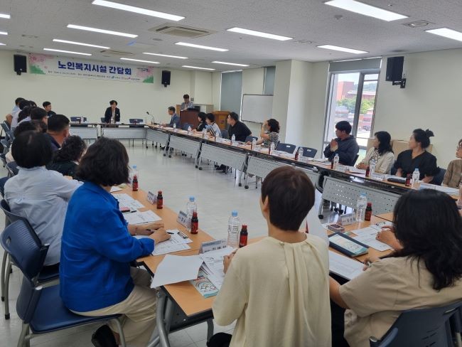고령군 관내 노인복지시설 관계자와 함께한 노인복지시설 간담회 모습. ⓒ 고령군