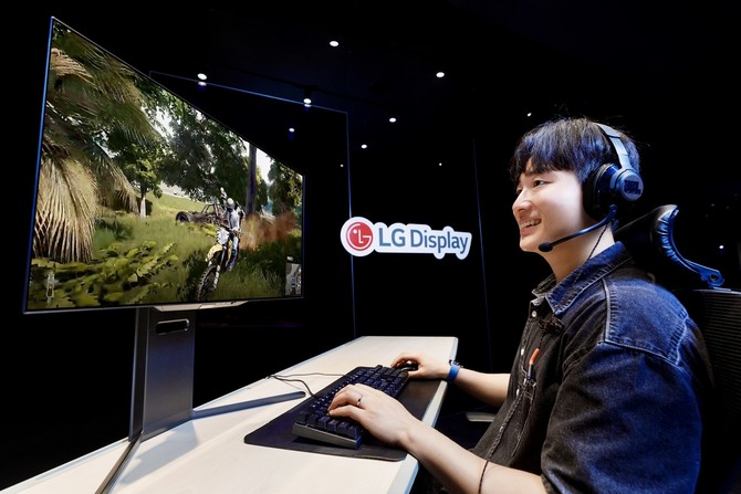 4세대 기술이 적용된 27인치 OLED 모니터 패널로 게임을 즐기는 모습. ⓒ LG디스플레이
