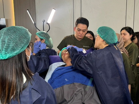 배경태 잇츠미의원 세종 원장이 라이브 시연을 하며 인도네시아 의료진에게 최신 술기를 전파하고 있다. © 대웅제약
