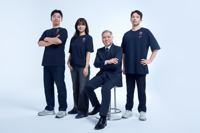 보안 앰배서더로 선정된 권일용 교수(오른쪽 두 번째)와 LG유플러스 직원들이 포스터 촬영을 하고 있다. ⓒ LG유플러스