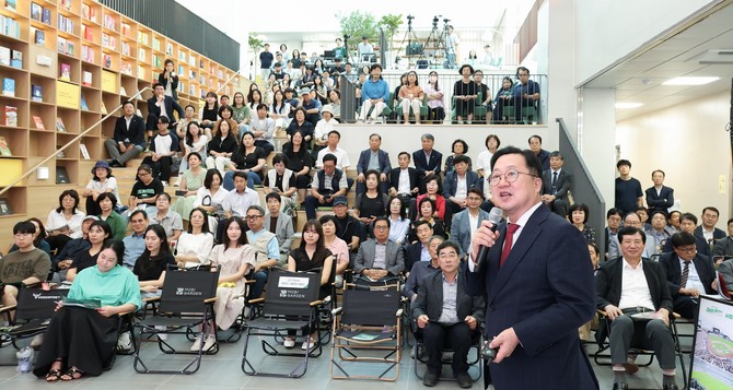 27일 동구 동대전도서관에서 민선 8기 3주년을 맞아 시민과의 대화를 개최하고 있다. ⓒ 대전시