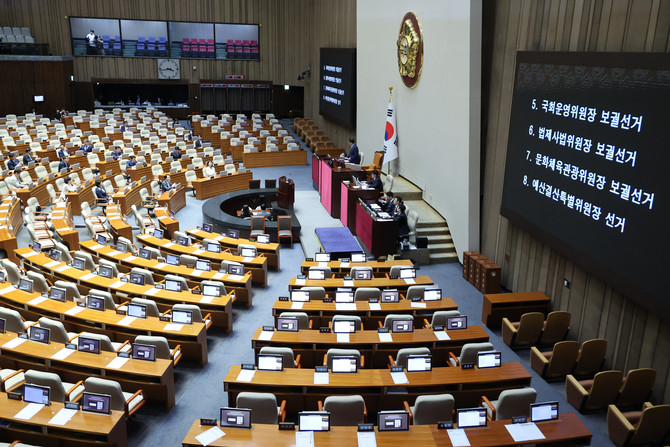 국회가 27일 오후 본회의를 열고 더불어민주당 주도로 공석인 4개 상임위원장을 일괄 선출했다. ⓒ 연합뉴스