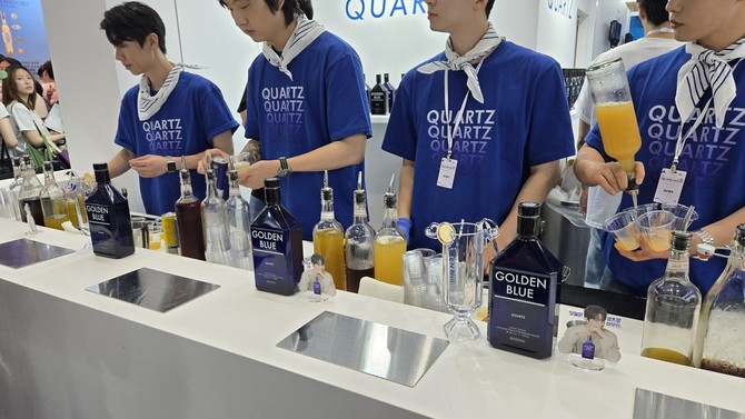 2025 서울국제주류&와인박람회에 참가한 골든블루 부스 내부. '골든블루 쿼츠'를 활용한 칵테일을 제조 중이다. =배예진 기자