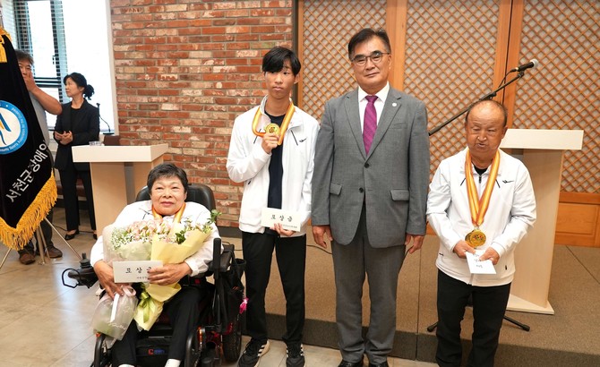 지난 26일 서천 아름다운웨딩홀에서 '제31회 충청남도장애인체육대회'에 참가한 선수단 해단식을 개최 후 기념촬영을 하고 있다. ⓒ 서천군