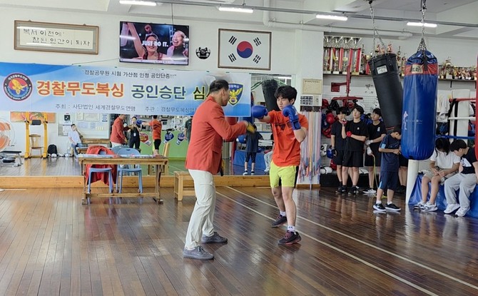 복싱 공인승단 심사에 응시 중인 한 고등학생이 실전 평가를 받고 있다. ⓒ 프라임경제