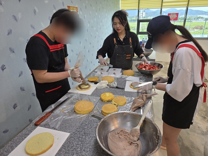 학교밖청소년지원센터 자기계발프로그램 '쌀베이킹 봉사활동' 펼쳐. ⓒ 고성군