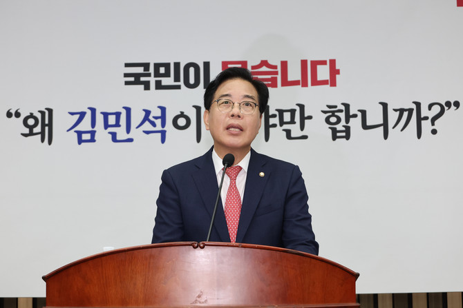 30일 송언석 국민의힘 원내대표는 의원총회가 끝난 직후 "상법 개정안을 전향적으로 검토하기로 했다"고 말했다. ⓒ 연합뉴스