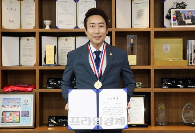 지난 6월24일 서울 한국프레스센터 국제회의장에서 열린 제22회 지역신문의 날 기념식에서 사단법인 전국지역신문협회로부터 광역의원 부문 '의정대상'을 수상 후 기념촬영을 하고 있다. ⓒ 프라임경제