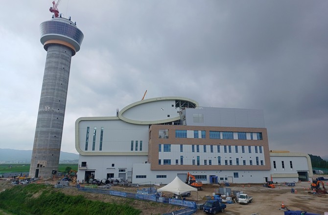 지난 27일 서산시 친환경 체험관광형 자원회수시설의 전망대가 94m에 이르는 굴뚝 상부에 인양됐다. ⓒ 서산시