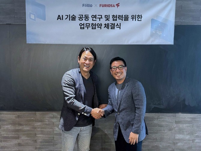 (오른쪽부터) 이정수 플리토 대표와 백준호 퓨리오사AI 대표가 업무 협약 체결 후 악수하고 있다. ⓒ 플리토