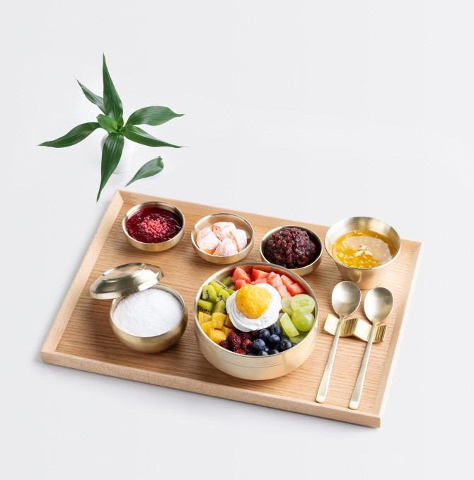 라한호텔이 전통과 미식의 도시인 전주의 매력을 살린 프리미엄 이색 디저트 ‘전주 비빔빙수'를 선보였다. © 라한호텔