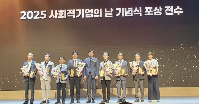 김민수 재무개선처장(오른쪽 네번째)이 사회적기업 협업 우수 유공 고용노동부 장관상을 수상받고 기념촬영을 하고 있다. ⓒ 한국중부발전