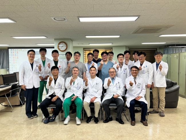 세명기독병원 정형성형병원 의료진들이 몽골 연수 의사 '첸드 아윳 바얀문흐'와 지난 27일 단체 사진을 찍은 모습. ⓒ 세명기독병원