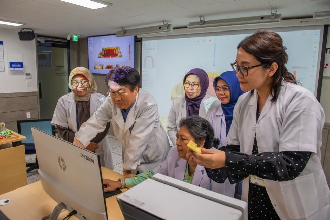지난 24일 영송관 1313호에서 자카르타 보건산업기술대학Ⅱ 교원들이 대구보건대학교 치기공학과 박광식 교수가 진행하는 '가철성 CAD/CAM 기공학' 강의를 듣고 있다. ⓒ 대구보건대학교