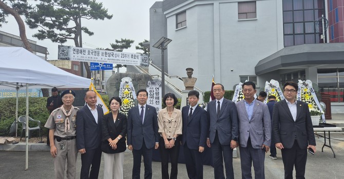 지난 28일 호국보훈의 달을 맞아 제2연평해전의 호국영웅 故 한상국 상사의 숭고한 희생과 애국정신을 기리는 제23주기 추모식을 진행 후 기념촬영을 하고 있다. ⓒ 홍성군