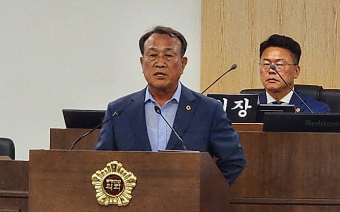김응규 의원(충남 아산시, 국민의힘)은 제5회 임시회 1차 본회의에서 5분 자유발언을 통해 정부의 해양수산부 부산 이전 결정을 강력히 비판하고 있다. ⓒ 의회사무국