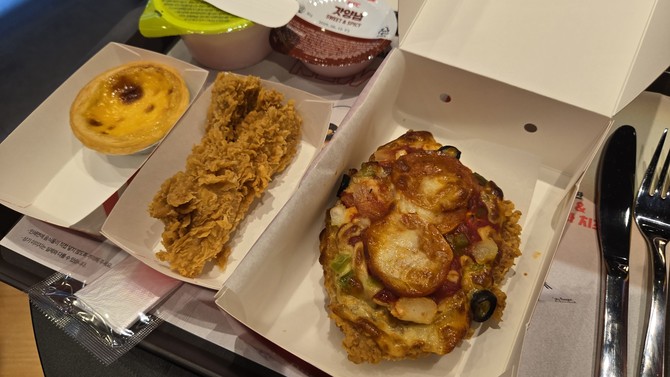 오는 8일 선보일 KFC 신메뉴 '켄치짜' 슈퍼박스 구성. (소스 제외) =배예진 기자