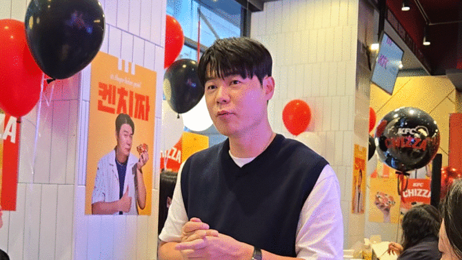 KFC 신메뉴 '켄치짜'와 협업한 최현석 셰프가 기자들을 만나 신메뉴에 관해 설명하고 있다. =배예진 기자