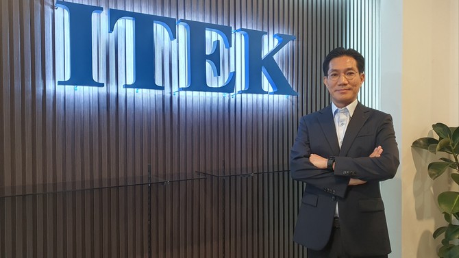 이장혁 아이텍 대표이사가 자사 로고 앞에서 포즈를 취하고 있다. = 박기훈 기자