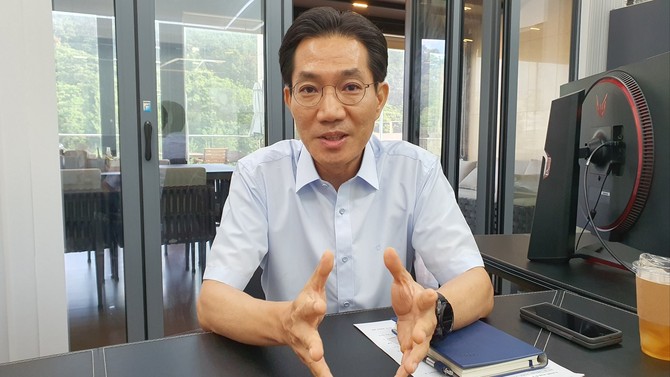 이장혁 아이텍 대표이사가 본지의 질문에 답하고 있는 모습. = 박기훈 기자