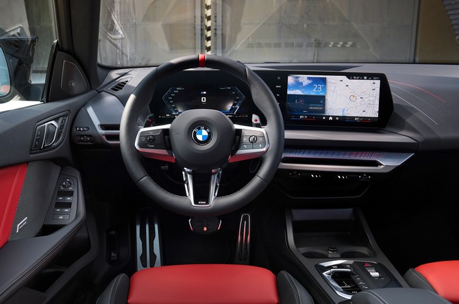 고급스럽고 스포티한 감성을 동시에 연출한 인테리어. ⓒ BMW 코리아