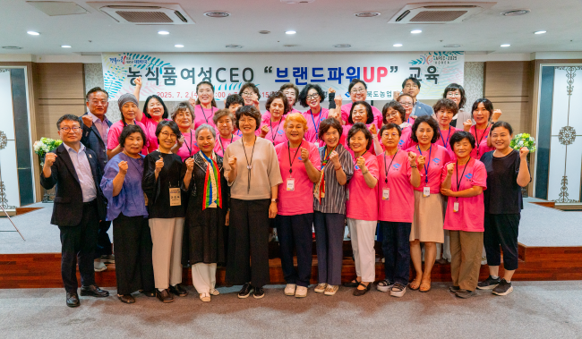 경북 농식품여성CEO를 대상으로 '브랜드파워UP' 교육을 실시한 후 참석자들이 기념촬영을 하고 있다. ⓒ 경북도