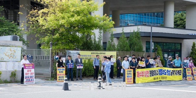 4일 시위 현장에는 '해수부 이전 철회' 구호가 적힌 피켓과 손팻말을 든 시민들이 정부세종청사 앞 도로를 가득 메우며 강한 반대 의사를 표현하고 있다. ⓒ 프라임경제