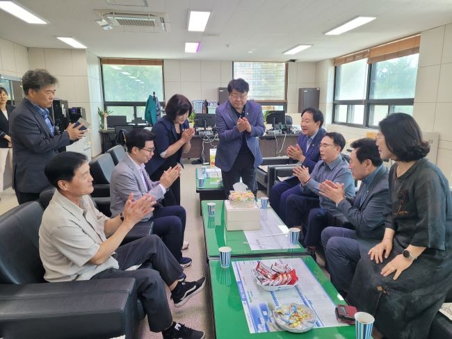 4일 제9대 영덕군의회 개원 3주년을 맞아 별도의 기념행사 없이 의회 의원 사무실에서 간소한 차담회를 열었다. ⓒ 영덕군의회