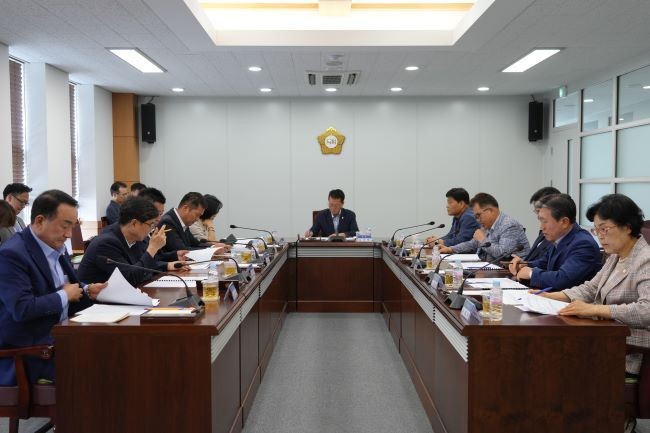 영천시의회는 4일 의원 및 집행부 관계 부서장이 참석한 가운데 전체 의원 정례간담회를 열었다. ⓒ 영천시의회