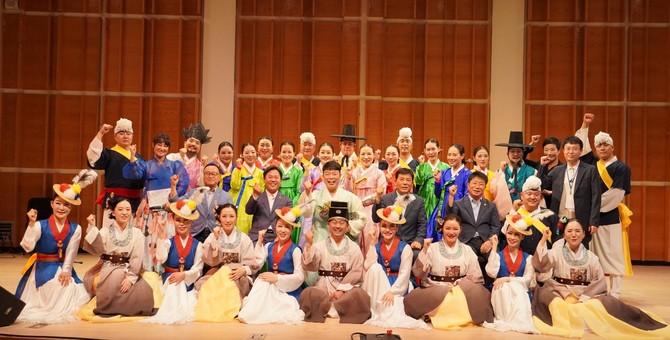 미국 뉴욕에서 열린 '제23회 세계한국국악경연대회' 개최 후 단체 기념촬영을 하고 있다. ⓒ 부여군