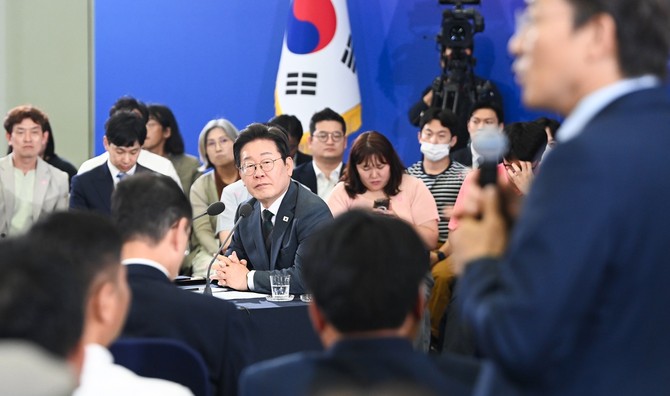 이재명 대통령이 4일 대전컨벤션센터에서 열린 충청 타운홀 미팅에서 질문을 받고 있다. ⓒ 한국사진기자협회 대전·충남지회 제공