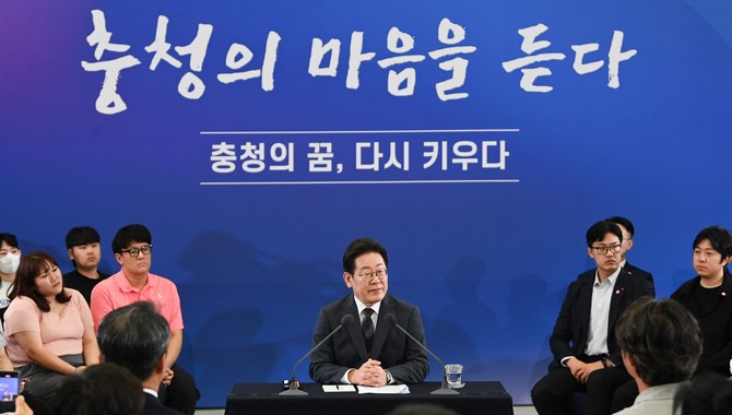 이재명 대통령이 4일 대전컨벤션센터에서 열린 충청 타운홀 미팅에서 발언하고 있다. ⓒ 한국사진기자협회 대전·충남지회 제공