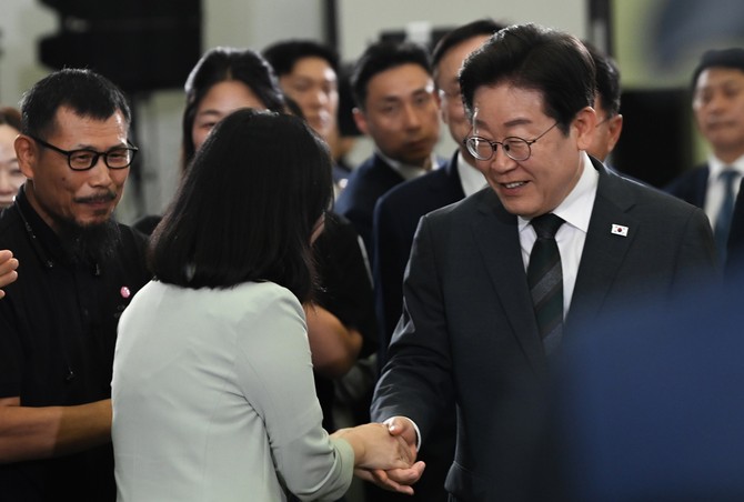 4일 대전컨벤션센터에서 열린 '충청 타운홀 미팅'에 참석한 이재명 대통령이 시민들과 반갑게 인사를 나누고 있다. ⓒ 한국사진기자협회 대전·충남지회 제공