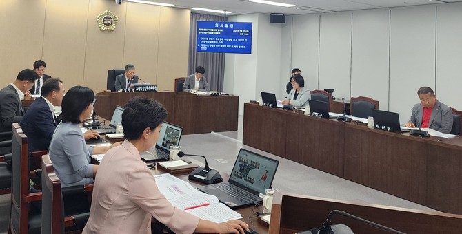 지난 4일 제1차 회의를 열어 '2025년 상반기 주요업무 추진상황'을 점검하고 있다. ⓒ 의회사무국