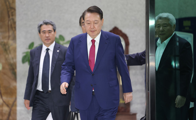 윤석열 전 대통령이 지난 5일 내란 특검 2차 조사를 마치고 조은석 특별검사팀 사무실이 있는 서울 서초구 서울고검을 나서고 있다. ⓒ 연합뉴스