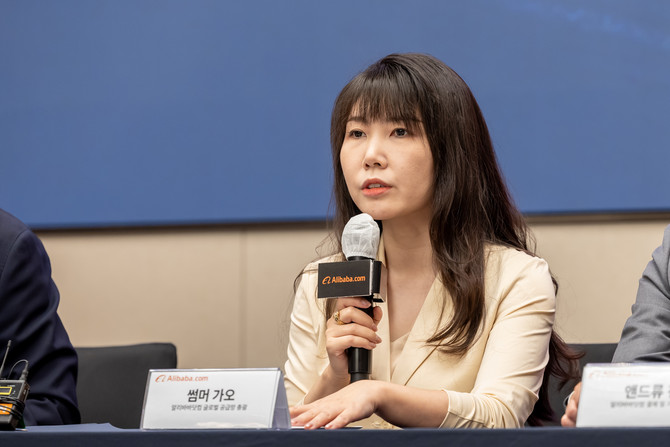 썸머 가오(Summer Gao) 알리바바닷컴 글로벌 공급망 총괄이 취재진 질문에 답변하고 있다. ⓒ 알리바바닷컴