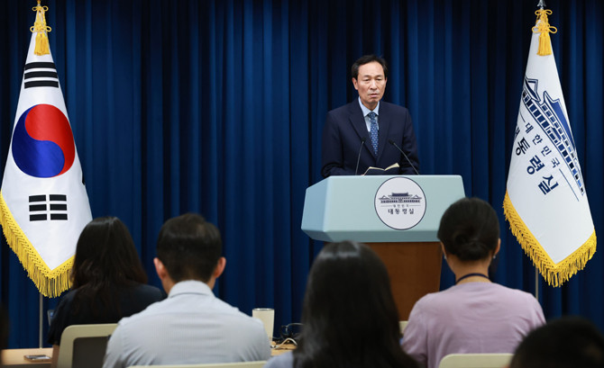 우 수석이 이 대통령과 김 총리의 주례회동에 대해 브리핑하고 있다. ⓒ 연합뉴스