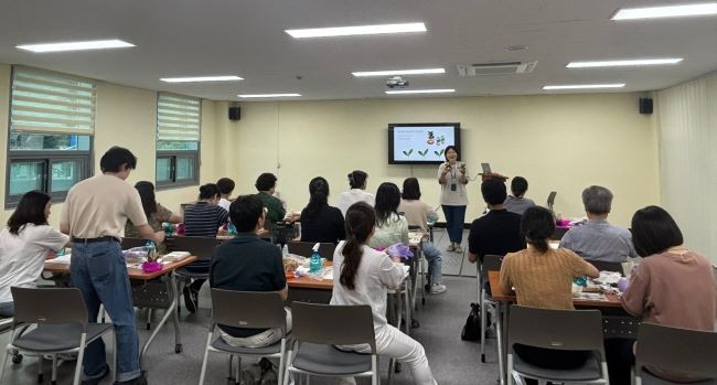 울릉군정신건강복지센터 '토피어리 제작 및 보존화(프리저브드) 플라워 원예프로그램' 모습. ⓒ 울릉군