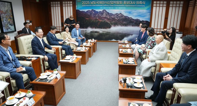 김영록 전라남도지사가 7일 도청 접견실에서 열린 '2025 남도국제미식산업박람회 홍보대사 위촉식'에서 정관스님, 오세득 셰프, 홍신애 셰프, 임희원 셰프, 유튜버 마츠다에게 홍보대사 위촉장을 수여했다. ⓒ전라남도