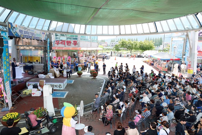 김성 장흥군수가 정남진 장흥 토요시장 개장 20주년 기념행사에서 축사를 하고 있다. ⓒ 장흥군