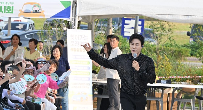 도 홍보대사인 가수 신성의 공연 모습. ⓒ 충남도