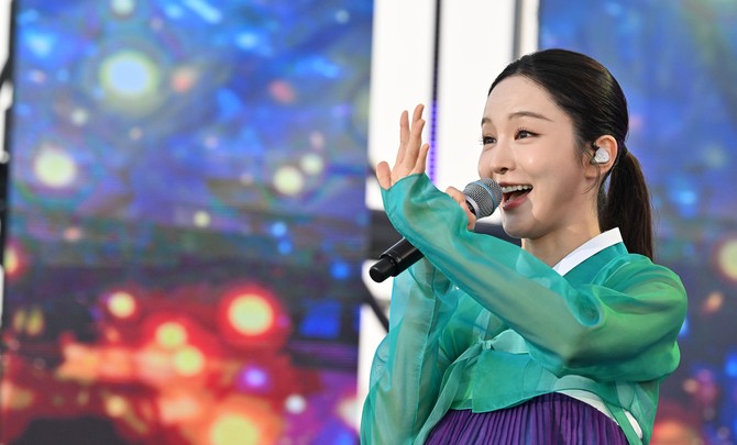 도 홍보대사인 가수 송은혜의 공연 모습. ⓒ 충남도