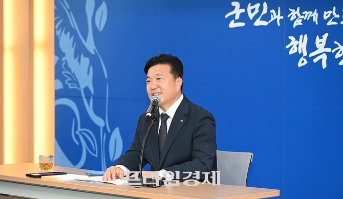 최재구 예산군수가 7일 군청 대회의실에서 민선8기 출범 3주년 기념 언론인 간담회에서 "군민과 함께 쉼 없이 달려온 3년이었다"며 소회를 밝히고 있다. ⓒ 프라임경제